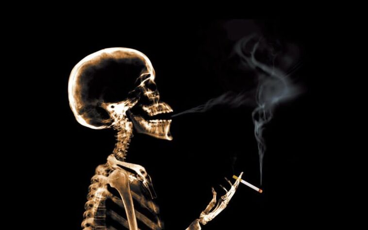 التدخين يسبب آلام الظهر في منطقة عظام الكتف