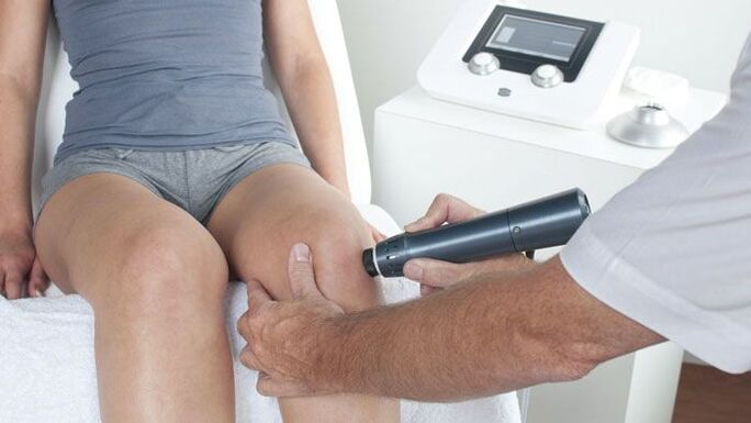 إجراء العلاج بالموجات فوق الصوتية للألم في مفصل الركبة
