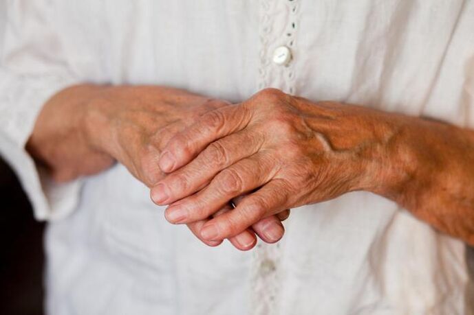 غالبًا ما يزعج الألم في مفاصل اليدين كبار السن