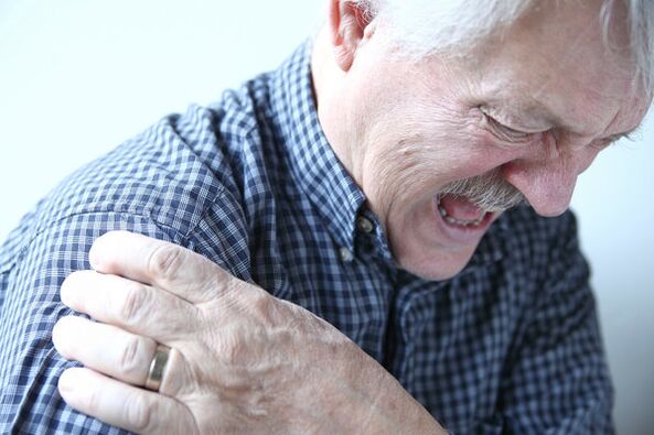 آلام الكتف لدى رجل مسن مصاب بالتهاب المفاصل في مفصل الكتف